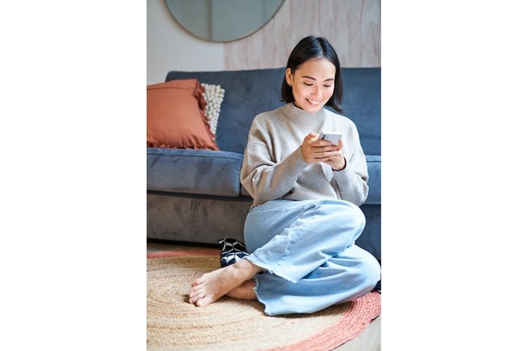 Ilustrasi beli token listrik melalui smartphone.

