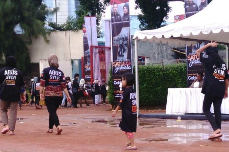 Anak-anak beratribut kampanye terlihat di kampanye akbar Agus-Sylvi di GOR Soemantri Brojonegoro, Kuningan, Jakarta Selatan, Sabtu (11/2/2017).