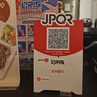 QRIS yang sudah terhubung dengan QR code Jepang (JPQR) di sebuah merchant di Paviliun Indonesia di Osaka Expo 2025. 
