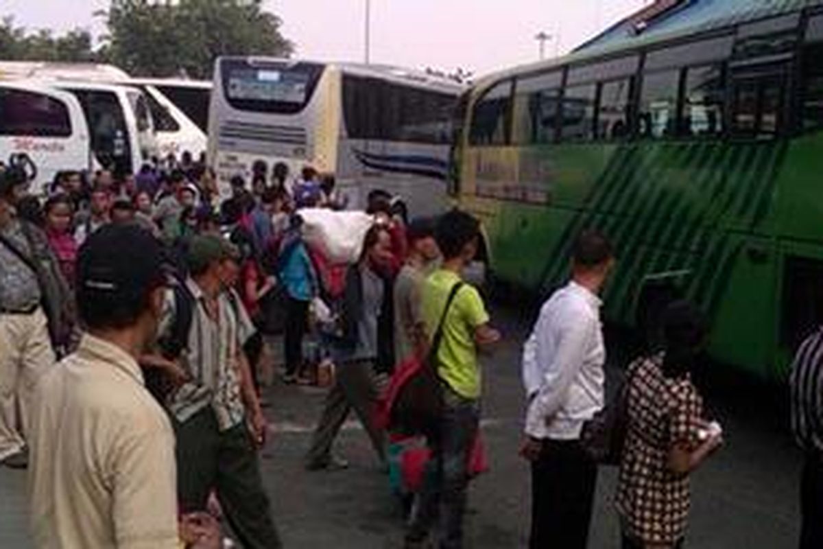 Ratusan pemudik tampak memadati antrean bus di Terminal Antar Kota Antar Provinsi (AKAP) Kampung Rambutan. Sebagian besar rute yang dilayani terminal tersebut adalah wilayah Jawa Barat. 
