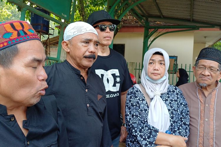 Bopak Castello, Opie Kumis, dan beberapa teman komedian lainnya di pemakaman Taufik Lala di TPU Munjul, Jakarta Timur,  Kamis (27/7/2023).