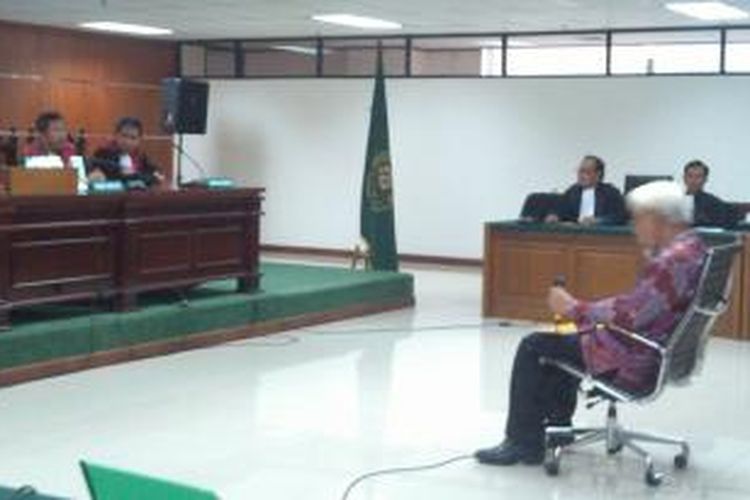Mantan Direktur Pengolahan Pertamina Suroso Atmomartoyo didakwa menerima suap sebesar 190 ribu dollar AS dalam pengadaan TEL dari Innospec.