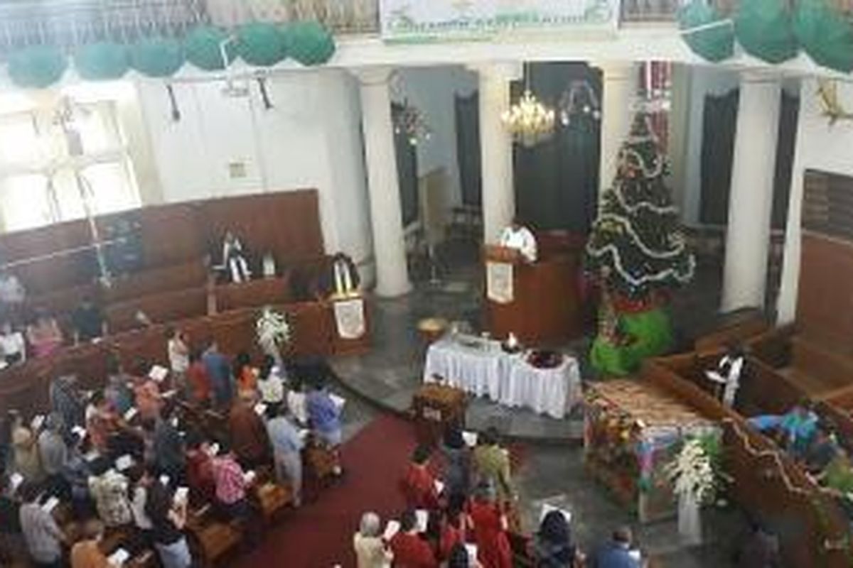 Sejumlah jemaat saat mengikuti ibadah pertama saat Hari Raya Natal di GPIB Immanuel, Jakarta pada Jumat (25/12/2015)