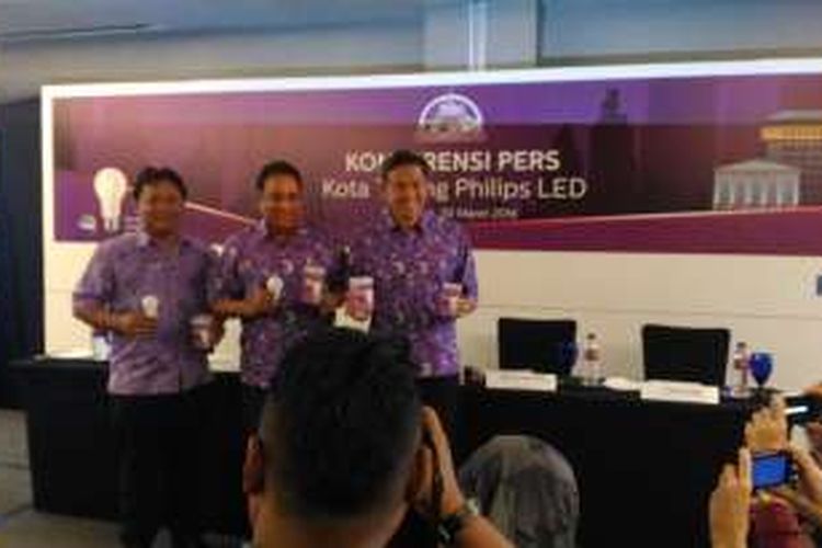 Head of Professional Channel Phillips Lighting Indonesia, Yustinus Sigit, Presiden Direktur Phillips Lighting Indonesia, Chandra Vaidyanathan, dan Head of Marketing Phillips Lighting Indonesia Sau Hong Lim, saat Konferensi Pers di Hotel Crowne, Semarang, Rabu (30/3/2016).