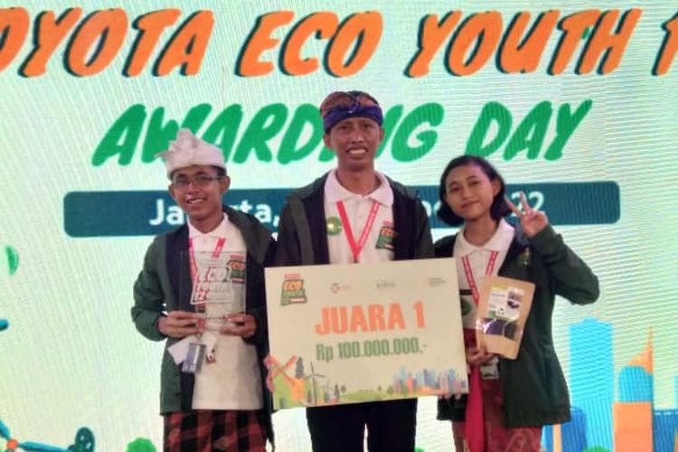 Siswa SMA Negeri Bali Mandara, Putu Darma Yasa (kanan) dan Ni Kadek Karina Dewi (tengah) meraih medali emas di ajang Toyota Eco Youth 12 yang digelar pada 15-19  Oktober 2022 di Jakarta dengan didampingi guru pembimbing I Wayan Madiya (tengah).