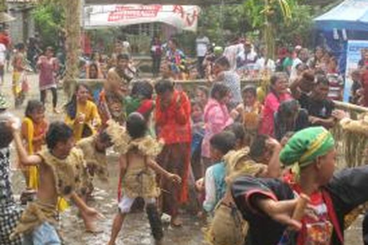 Ratusan warga Dawung Banjarnegoro Mertoyudan Kabupaten Magelang menggelar tradisi Perang Air menyambut bulan Ramadhan, Sabtu (7/7/2013).
 
 