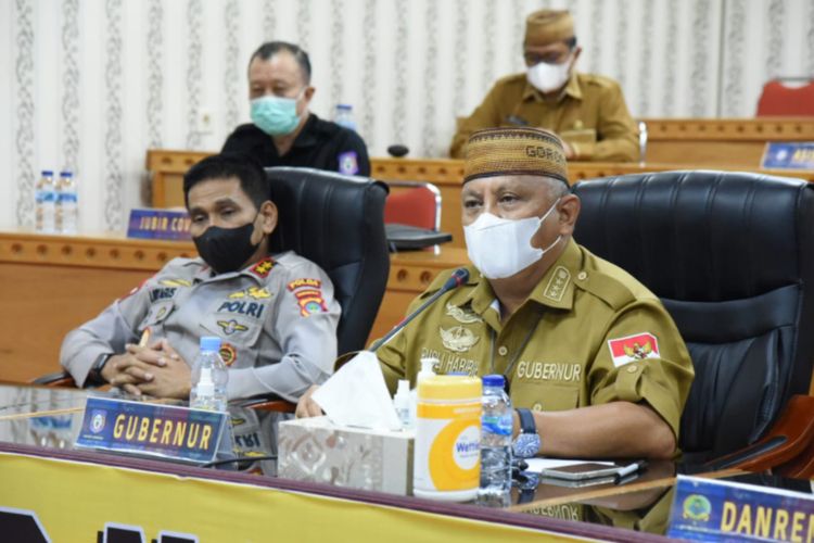 Gubernur Gorontalo Rusli Habibie saat memimpin Rapat Forkopimda secara daring yang berlangsung dari Mapolda Gorontalo, Senin (15/11/2021). Beberapa arahan Rusli yakni meminta agar setiap daerah memperbaiki pelaporan data vaksinasi Covid-19 ke pemerintah pusat.