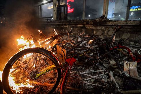 Kerugian MRT Jakarta Dampak Demo Anarkistis: Kaca Pecah hingga Ekskavator Terbakar