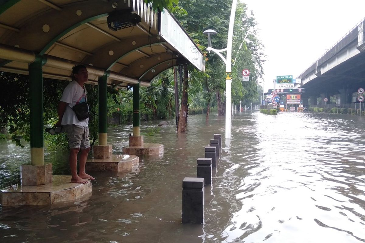 banjir hampir setinggi satu meter tutupi jalan Yos Sudarso, Jakarta Utara, Sabtu (8/2/2020)