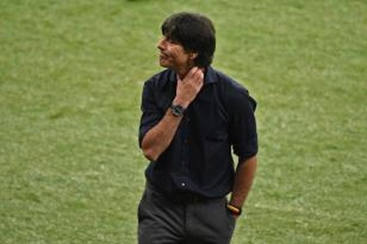 Salah satu ekspresi pelatih Jerman, Joachim Loew, pada pertandingan 16 besar Piala Dunia, antara timnya dan Aljazair, di Estadio Beira-Rio, Senin (30/6/2014).