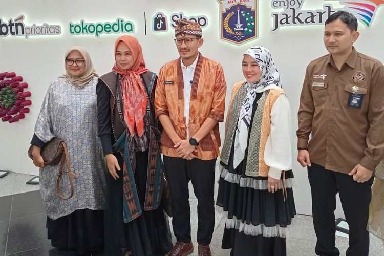 Menteri Pariwisata dan Ekonomi Kreatif RI (Menparekraf), Sandiaga Uno (tengah) turut hadir dalam acara pembukaan Indonesia Fashion Week (IFW) 2024 yang berlangsung di Plenary Hall Jakarta Convention Center (JCC) Senayan, Jakarta Pusat, pada Rabu (27/3/2024).