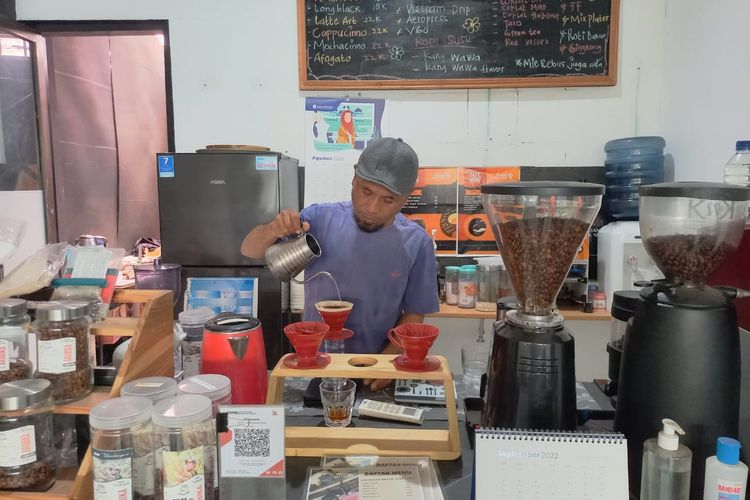 Abdul Walid sedang melayani pengunjung di Roastery Terakopie miliknya, Selasa (27/9/2022).