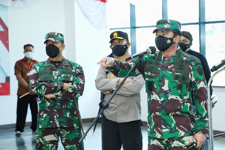 Panglima TNI Marsekal Hadi Tjahjanto saat meninjau pelaksanaan vaksinasi di Boyolali, Minggu (22/8/2021).