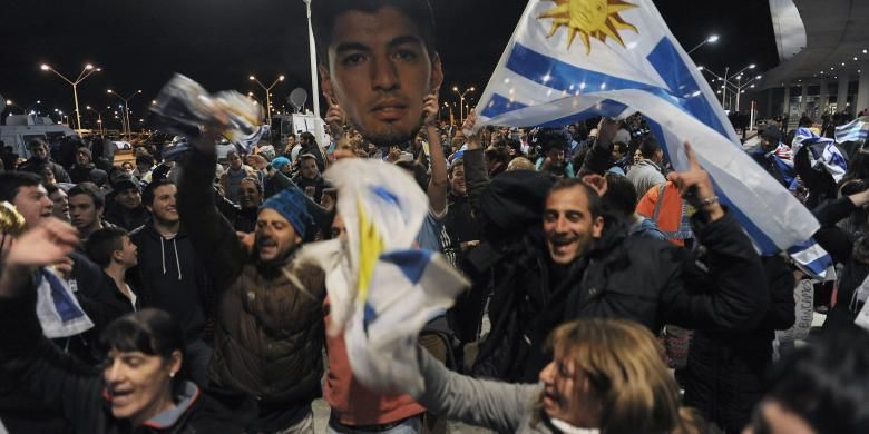 Publik Uruguay menunggu kedatangan pemain tim nasional mereka, Luis Suarez, di Bandara Internasional Carrasco, di Ciudad de la Costa, Canelones, pada Kamis (26/6/2014). Timnas Uruguay masih bermain di Piala Dunia 2014 Brasil, tetapi Suarez pulang lebih dulu karena agretisasinya dicabut FIFA, berkaitan dengan tindakannya menggigit bek Italia, Giorgio Chiellini, pada pertandingan Grup D Piala Dunia, di Estadio Das Dunas, Natal, Selasa (24/6/2014).