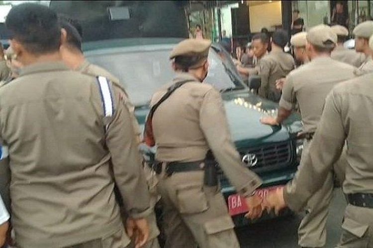 Satuan Polisi Pamong Praja (Satpol PP) Kota Padang menghadapi beberapa oknum PKL, yang diduga melakukan perusakan terhadap kendaraan operasional milik penegak perda itu di Pantai Padang, Senin (15/8/2022) sore. 
