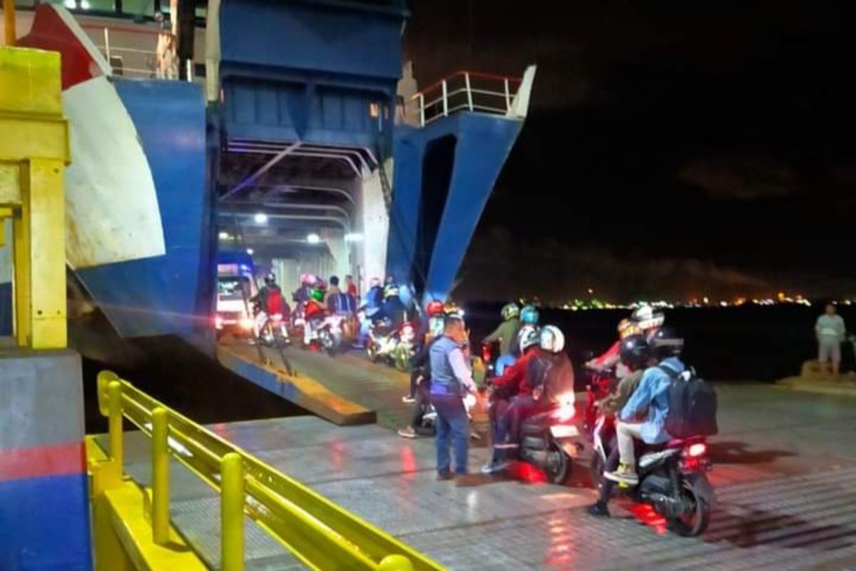 Pemudik bersepeda motor memasuki kapal di Pelabuhan Merak, Selasa (26/4/2022) malam. Puncak arus mudik ini diperkirakan terjadi pada 28 - 29 April 2022.