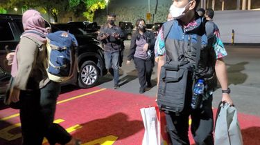 KPK Terpantau Bawa Koper dan Berkas Usai Periksa Bupati Cilacap Hampir 5 Jam