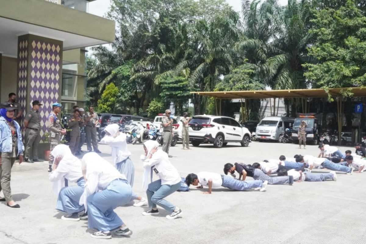Satuan Polisi Pamong Praja (Satpol PP) mengamankan 20 pelajar karena bolos sekolah di kawasan Pusat Pemerintahan Kabupaten (Puspemkab) Tangerang, Kecamatan Tigaraksa, Senin (16/1/2023). Mereka diberi pembinaan ringan berupa push-up dan peringatan untuk tidak membolos sekolah lagi.