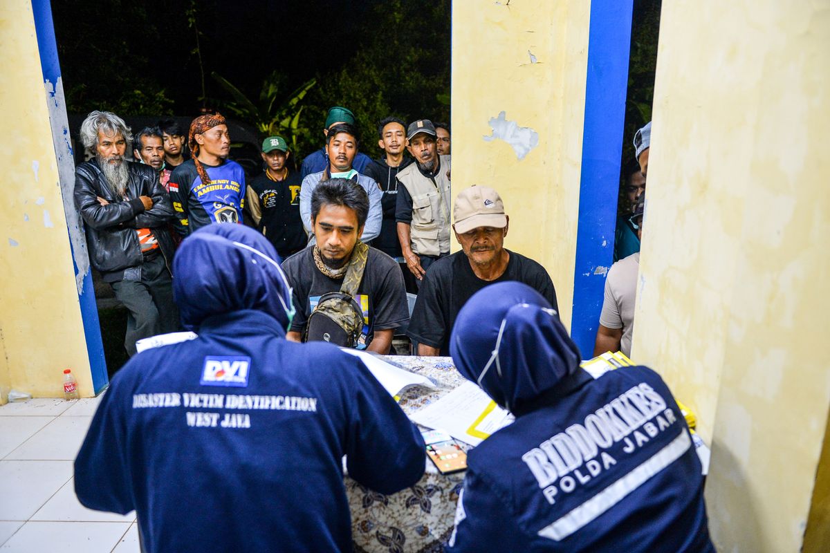 Petugas Biddokkes Polda Jabar mengambil sampel keluarga korban ledakan di RSUD Pameungpeuk, Kabupaten Garut, Jawa Barat, Senin (12/5/2025). Biddokkes Polda Jabar melakukan pengambilan data korban sebelum kejadian atau antemortem dengan metode wawancara kepada keluarga korban ledakan pemusnahan amunisi tak layak pakai yang terjadi di Desa Sagara, Kecamatan Cibalong, Kabupaten Garut. 