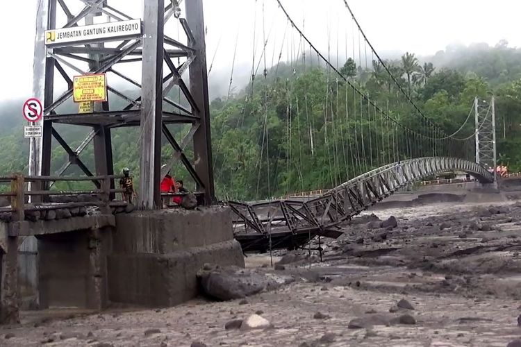 Kondisi Jembatan Gantung Kali Regoyo yang putus diterjang banjir lahar hujan di Sumber Wuluh, Lumajang, Jawa Timur, Jumat (7/7/2023). Akibat banjir lahar hujan Gunung Semeru tersebut menyebabkan sejumlah jembatan putus sehingga akses jalur Lumajang-Malang putus. ANTARA FOTO/Rohcmad/Zk/nym
