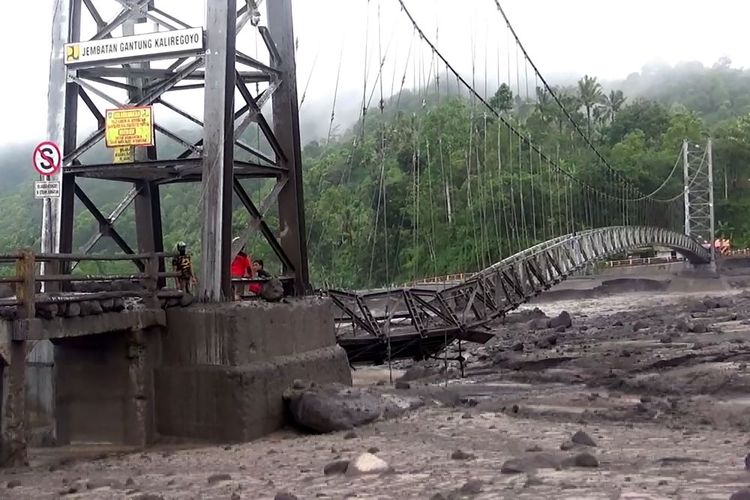 Banjir Lahar Gunung Semeru, Jembatan Darurat Mengerikan Dan Kesempatan ...