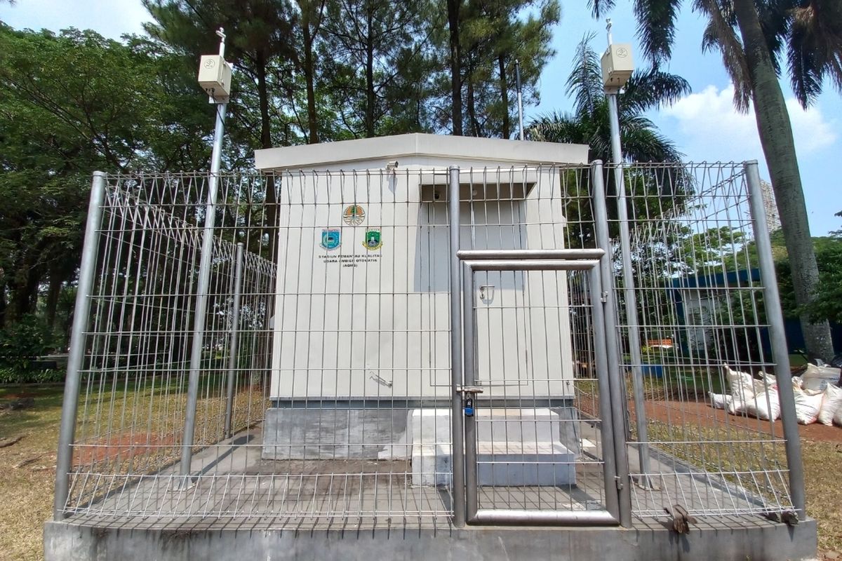 Stasiun pemantau kualitas udara ambien otomatis (AQMS) di Taman Kesehatan, Lengkong, Serpong, Tangerang Selatan.