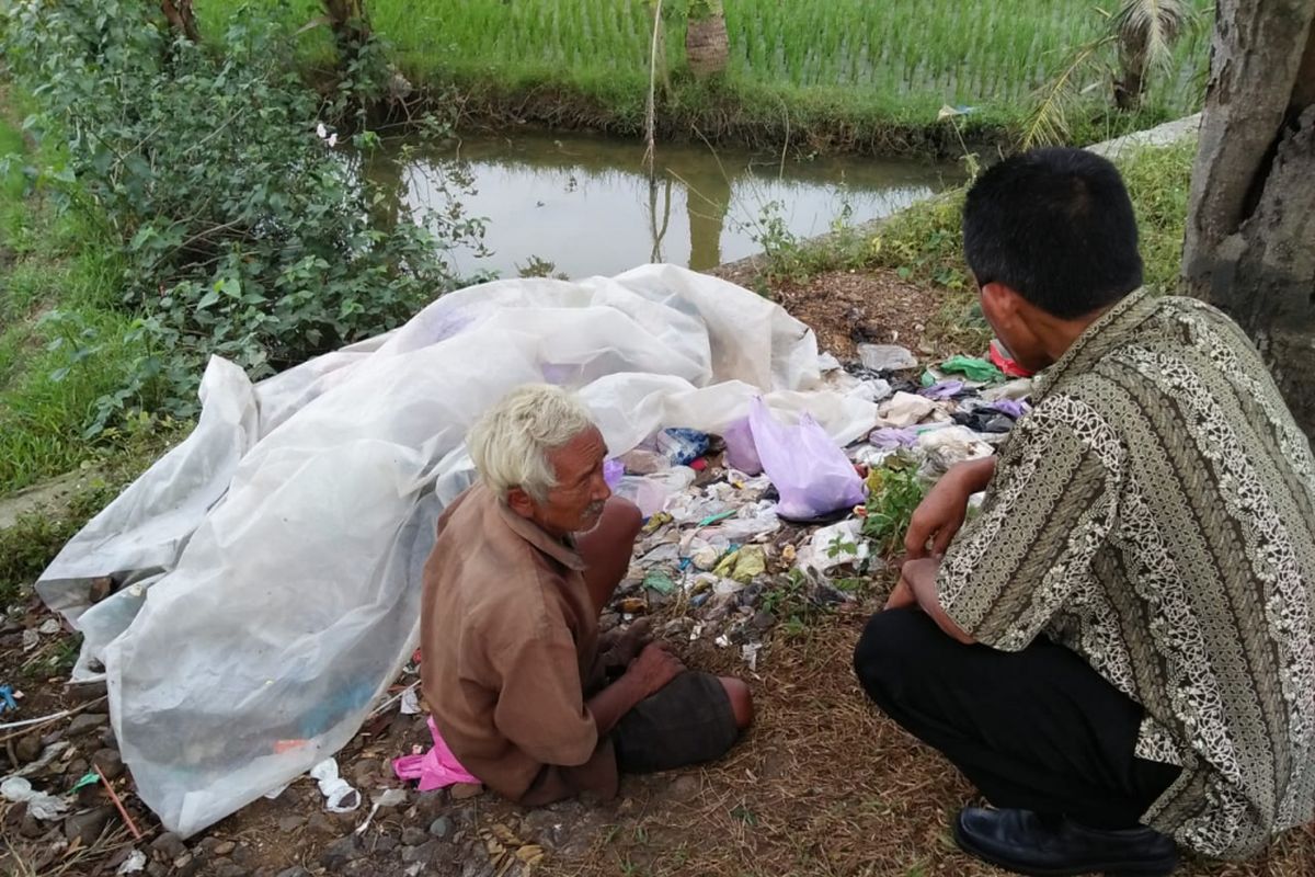 Seorang tuna wisma berusia lanjut, bernama Mbah Daplon dievakuasi oleh petugas Dinas Sosial Provinsi Jawa Tengah dari dalam tendanya di tepi Jalan Ahmad Yani, Desa Sikampuh, Kecamatan Kroya, Cilacap, Jawa Tengah, Kamis (24/5/2018).