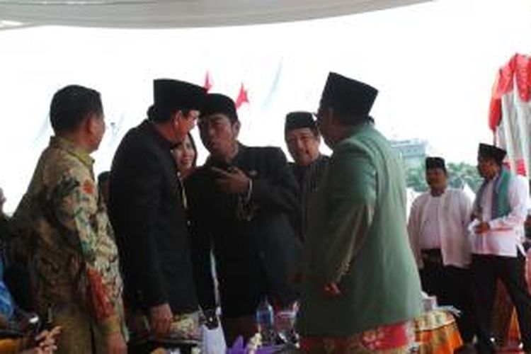 Gubernur DKI Jakarta Basuki Tjahaja Purnama (dua dari kiri) berpelukan dengan politisi PPP Abraham Lunggana pada acara Lebaran Betawi di Silang Timur Monumen Nasional, Jakarta Pusat, Minggu (14/9/2014). 