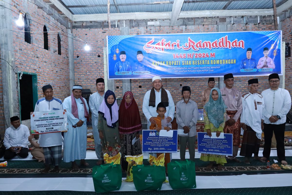 Bupati Siak Alfedri memberikan bantuan kepada pengurus Masjid Al Hidayatul Muttaqin saat menggelar Safari Ramadhan, Sabtu (23/3/2024). 