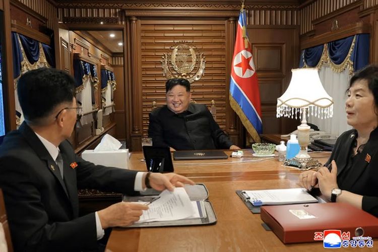 Pemimpin Korea Utara Kim Jong Un di kereta lapis baja khusus miliknya. Ia melalui perjalanan 20 jam di kereta untuk menghadiri parade militer China di Beijing pada Rabu (3/9/2025).