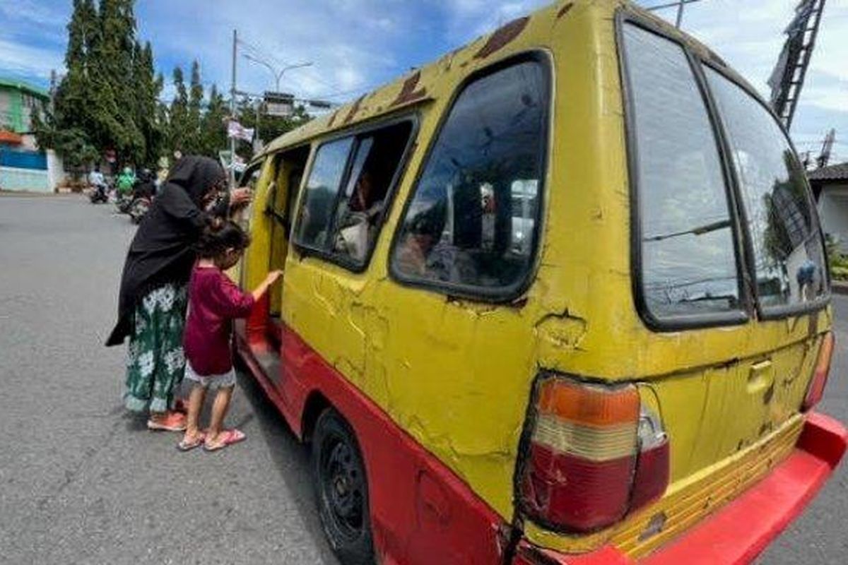 Satu unit angkot tak layak operasi tampak masih beroperasi di Kota Depok, Rabu (8/2/2023). Padahal, sebelumnya Dishub setempat telah mencabut izin operasi 375 angkot tidak layak beroperasi.  