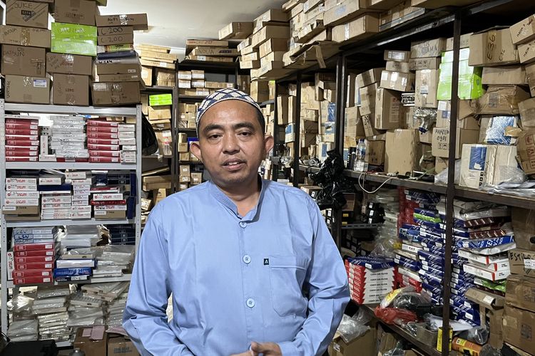 Nurdin, pemilik Cahaya AC Mobil di Cinere, Depok, Jawa Barat.
