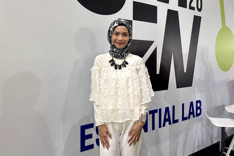 Fashion Teacher at Esmod Jakarta & Métier Academy Nabila Karimah saat ditemui dalam acara Workshop Hijab Styling di Jakarta Muslim Fashion Week 2026, di Jakarta Selatan, Sabtu (8/11/2025).