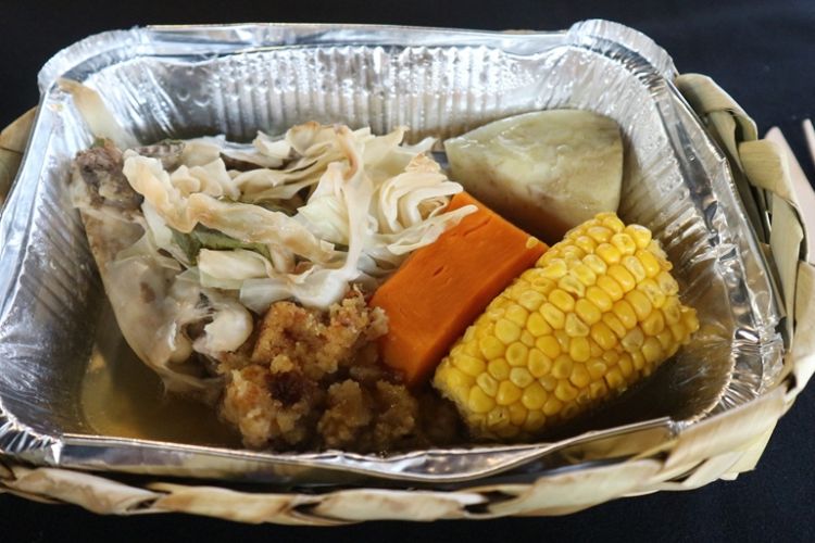 Hangi, aneka bahan makanan dimasak dengan cara tradisional khas Maori. 