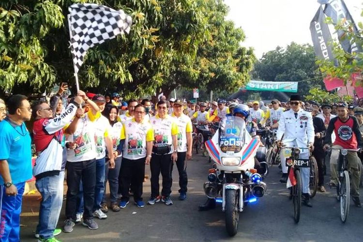 Perhelatan Sepeda Nusantara di Kota Udang ini mendapatkan sambutan meriah dari masyarakat. Mereka bukan hanya datang dari dalam kota tapi juga dari luar kota. Itu terlihat sejak pagi hari, di mana peserta terus mengalir memasuki kawasan Stadion Bima, Minggu (12/8/2018).