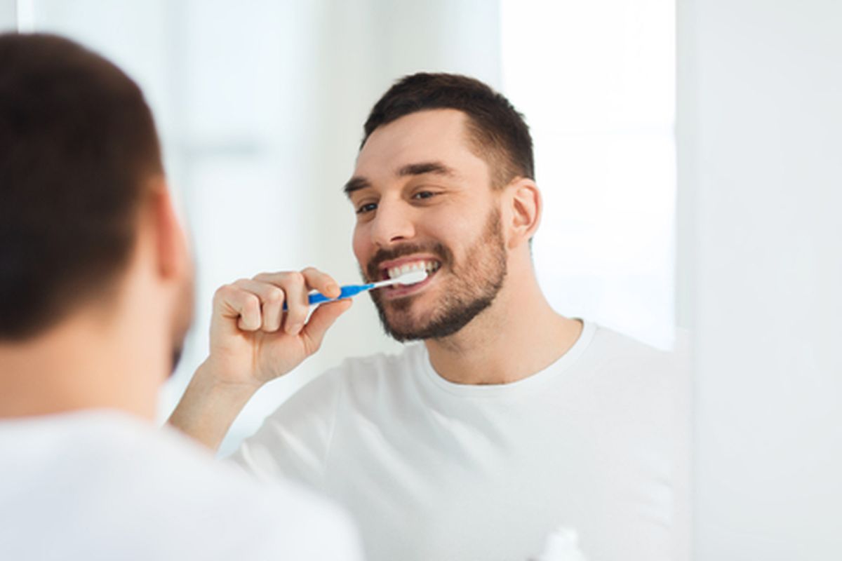 Menyikat gigi secara teratur adalah salah satu cara agar gigi tidak kuning yang bisa dicoba.
