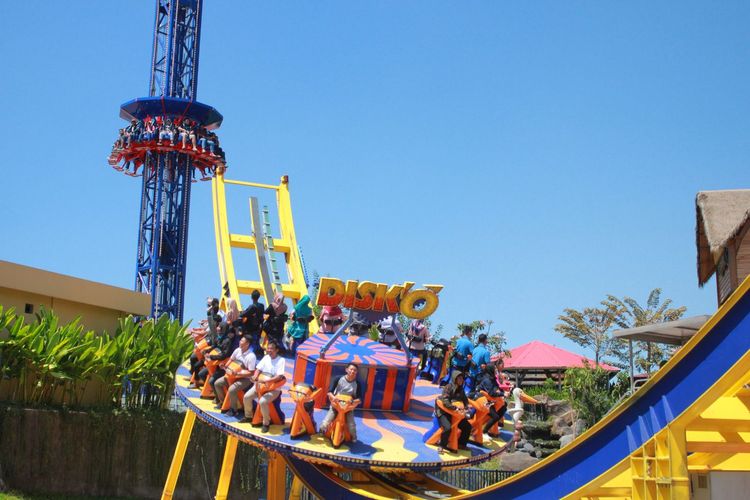 Saloka Theme Park di Kabupaten Semarang dipadati wisatan di musim libur Lebaran tahun ini, Jumat (12/4/2024).