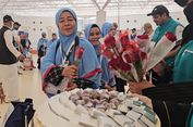 Tangis Haru Jemaah Haji Indonesia Disambut Mawar di Bandara Jeddah