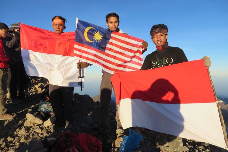 Turis Malaysia Saat Berfoto dengan Pendaki Indonesia di Gunung Rinjani, Agustus 2014.