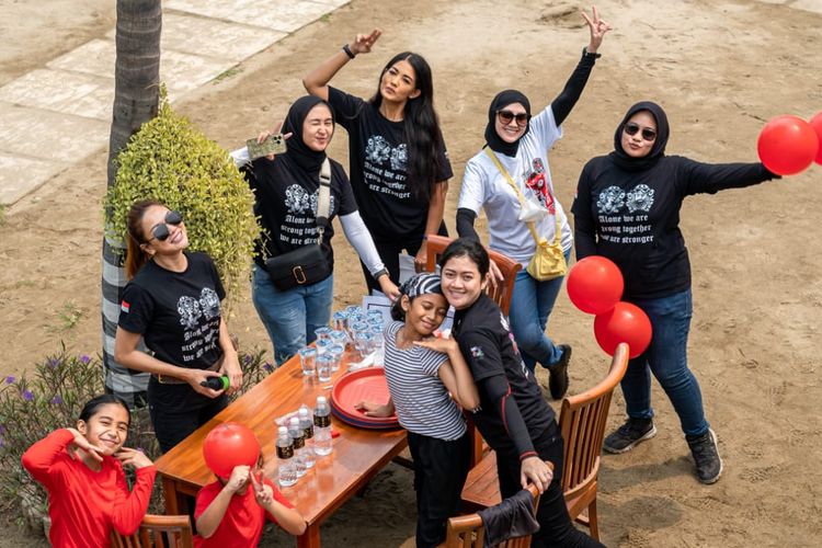 Komunitas motor Married Couple Motorbike Club (MCMC) menggelar bakti sosial dengan lomba 17 Agustus bersama warga panti wreda.