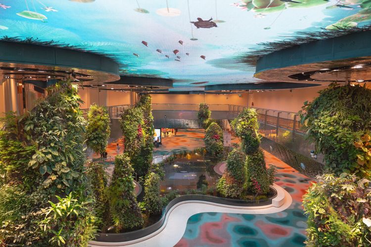 Dreamscape memesona; taman ajaib tempat alam bertemu dengan dunia digital di Terminal 2 Bandara Changi, Singapura. 