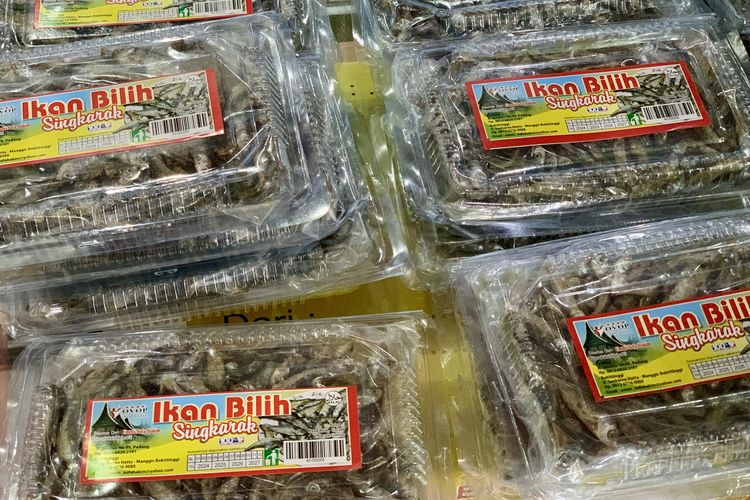 Ikan bilih merupakan jenis ikan air tawar berukuran kecil-kecil yang biasanya dijual dalam kondisi sudah setengah kering atau matang. Harga ikan bilis kemasan mulai dari Rp 45.000 hingga Rp 95.000 di toko oleh-oleh. Harganya bisa lebih murah bila membeli langsung di Danau Singkarak.