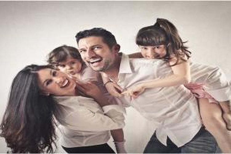 Ilustrasi keluarga muda bahagia