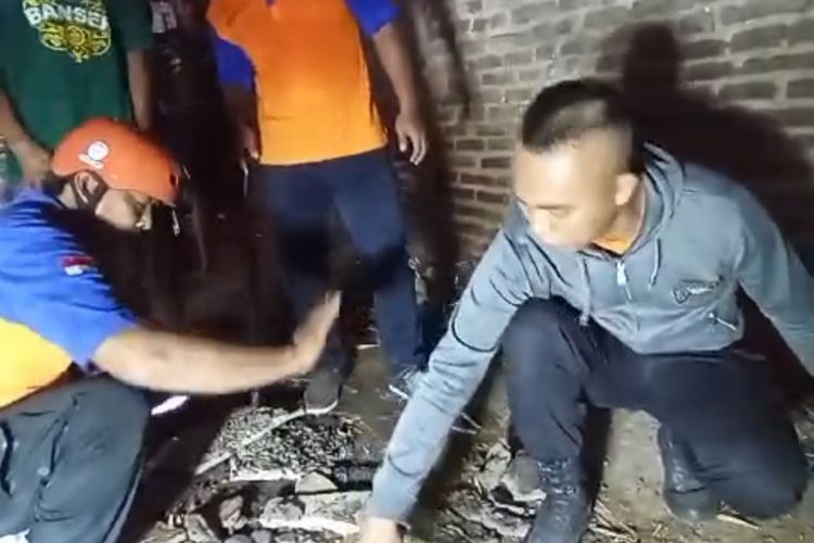 Tim BPBD dan relawan menangkap salah satu indukan ular di rumah Karti, warga Desa Wonoasri, Kecamatan Wonoasri, Kabupaten Madiun, Jawa Timur, Rabu (19/2/2025).