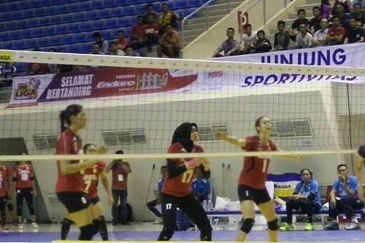 Pemain tim voli putri Jakarta Pertamina Elektrik bersiap menerima bola dari Batam Sindo BVN. Elektrik menang 3-0 (25-15, 25-16, 25-13) pada putarab pertama seri II Proliga 2017 yang berlangsung di GOR PSCC Palembang, Minggu (5/2/2017).