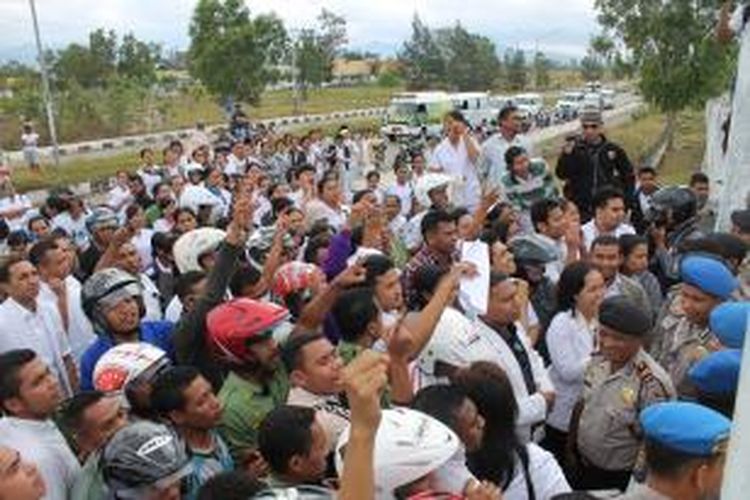 Para perawat dan dokter RSUD Kefamananu, Kabupaten Timor Tengah Utara, NTT, berdemonstrasi di depan gedung DPRD TTU, Senin (29/7/2013), untuk menuntut permintaan maaf seorang anggota dewan yang mengancam seorang dokter.