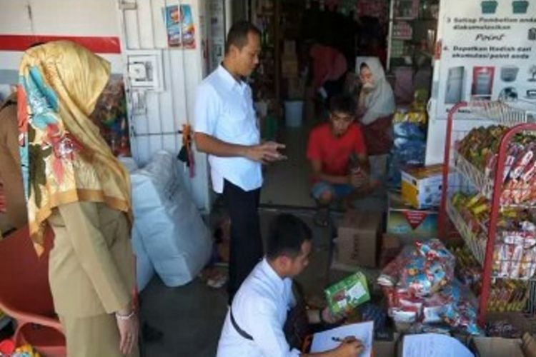 Petugas BPOM di kabupaten Pasangkayumbersitegang dengan pedagang karena menolak barang dagangannya yang kadaluarsa disita. Inspeksi BPOM ini dalam rangka menjaga ketertiban Ramadhan. 