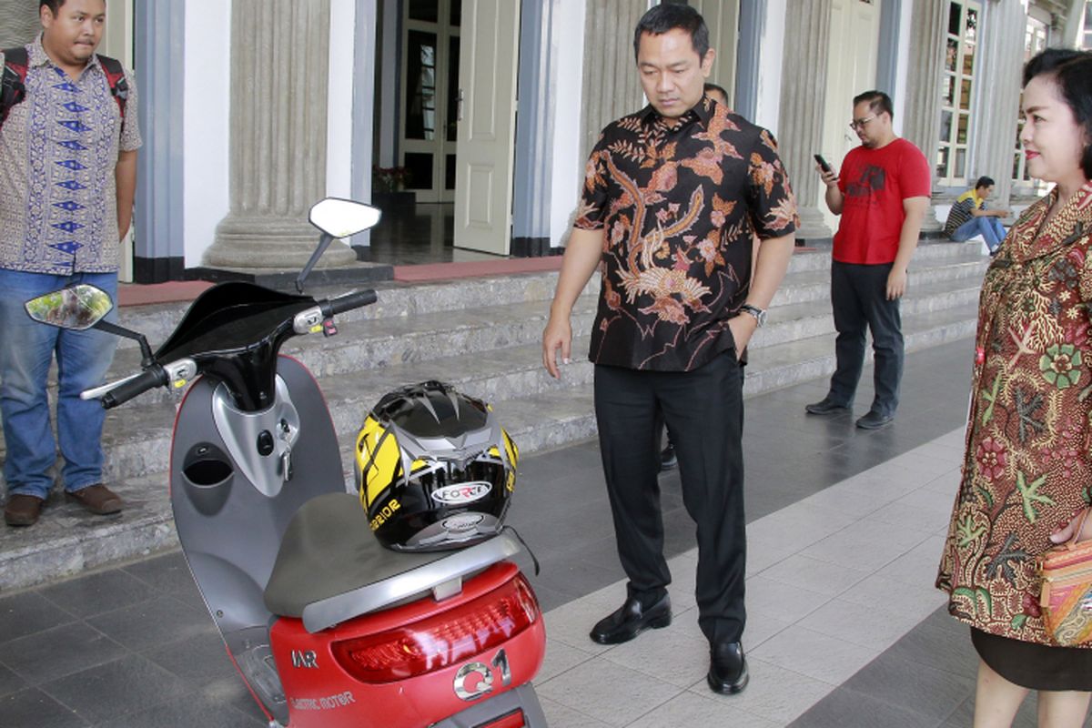 Wali Kota Semarang Hendrar Prihadi menggunakan sepeda motor listrik untuk berangkat ke kantornya di Jalan Pemuda, Nomor 148, Kota Semarang, Jumat (10/8/2018).