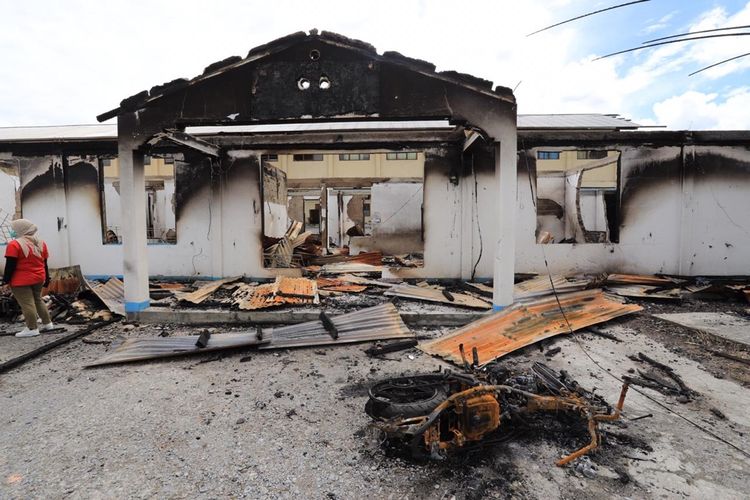 Salah satu bangunan di Wamena, Kabupaten Jayawijaya, Papua, yang hangus terbakar saat terjadi amuk massa pada 23 September lalu, Rabu (25/9/2019)