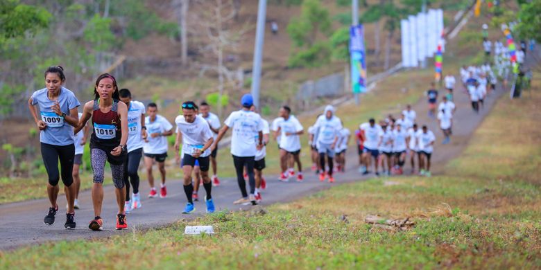 Peserta mengikuti Mekaki Marathon 2018 di Pantai Teluk Mekaki, Sekotong Barat, Kecamatan Sekotong, Lombok Barat, Nusa Tenggara Barat (NTB), Minggu (28/10/2018). Sedikitnya 1.500 peserta mengikuti lomba lari Mekaki Marathon 2018, 1.000 untuk kategori 5K dan 500 peserta untuk 10K.